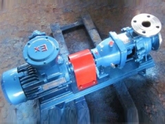 不锈钢化工离心泵盖通过止口固定在中间支架上,然后通过泵体与中间支架止口的联接把泵盖夹紧在中间,泵体是轴向吸入,径向排出,脚支承式,可直接固定在底座上.